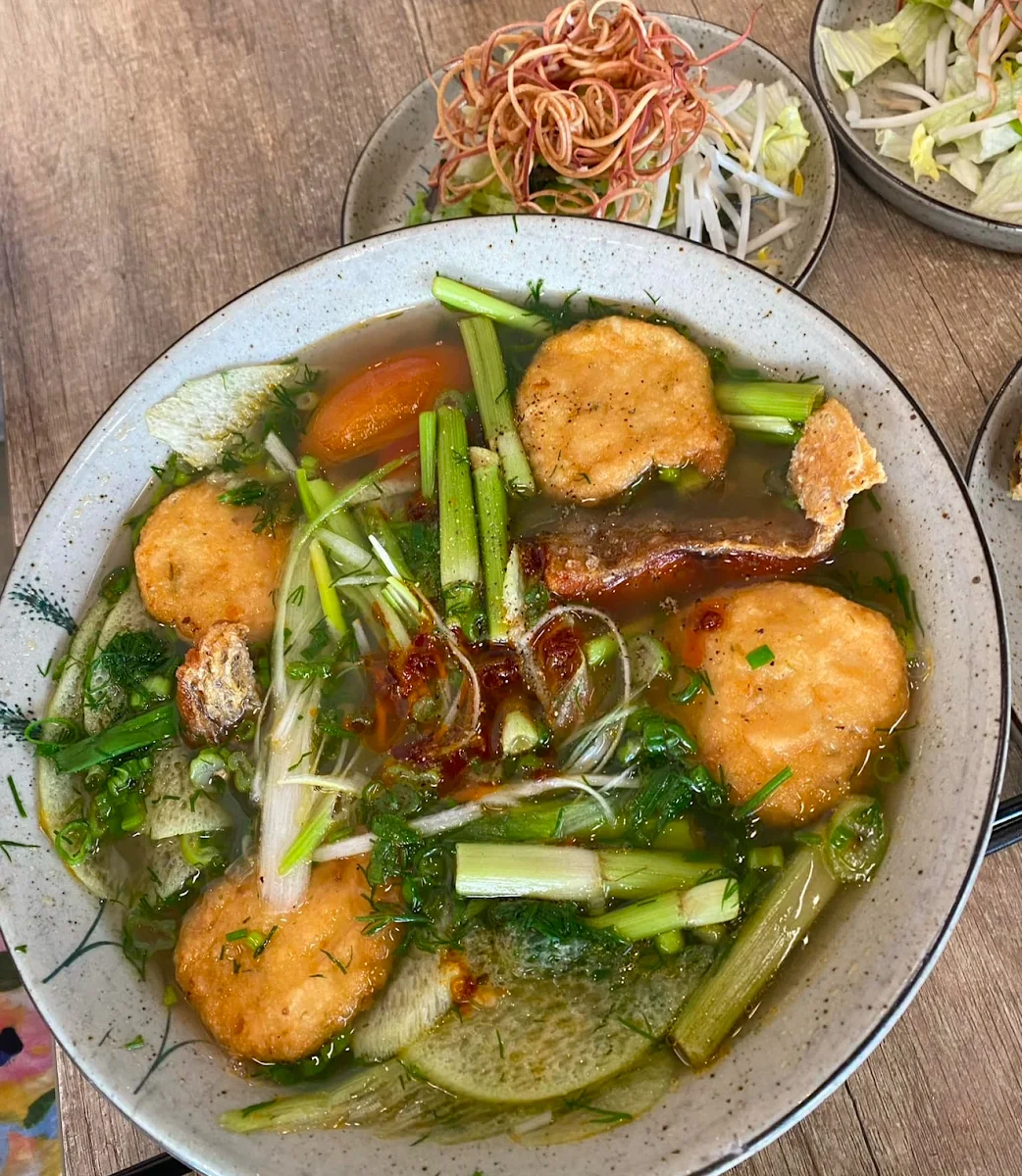 hai phong style vermicelli noodles with fish 鱼丸炸鱼块海防风味鱼汤粉